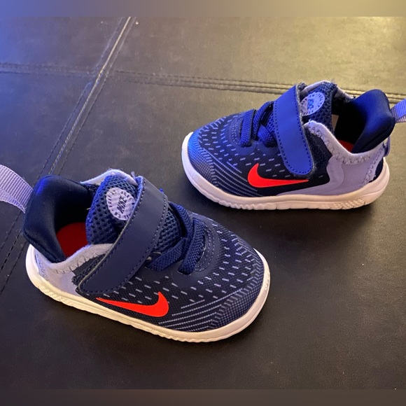 Like new Nike sneakers - children’s size 4 - Picture 2 of 4